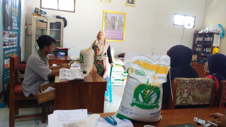 Pembagian Bantuan Beras bagi masyrakat terdampak El Nino